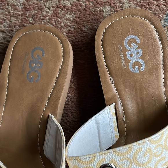 Women’s size 11 yellow and white GBG Los Angeles Slip on thong sandals - Picture 3 of 6